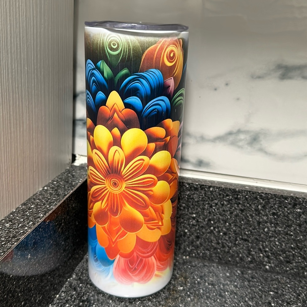 It a sublimation and it como with a straw